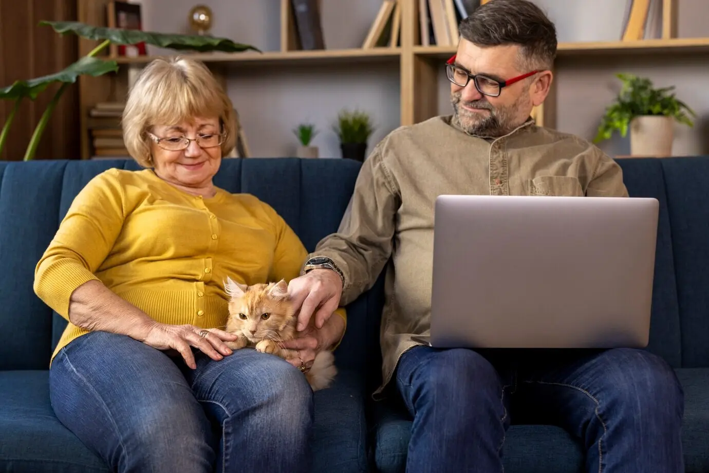 Ältere Menschen mit einer Katze als Haustier